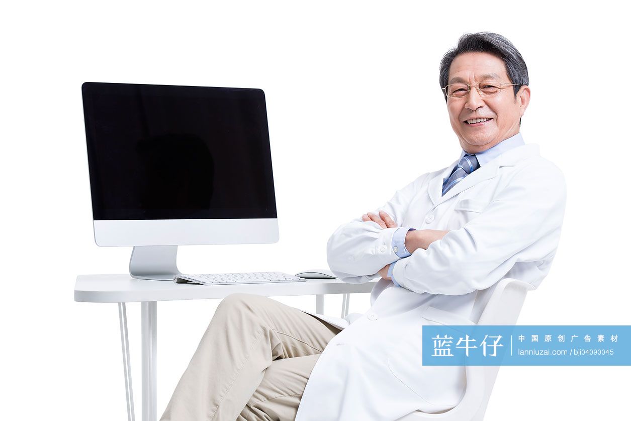 专家坐在电脑前