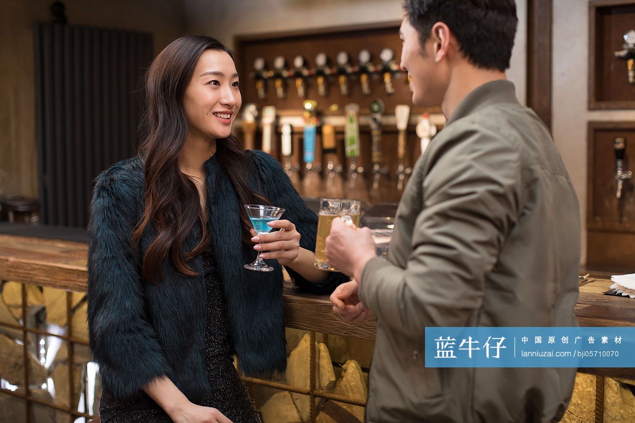 快乐的朋友们在酒吧喝酒聊天