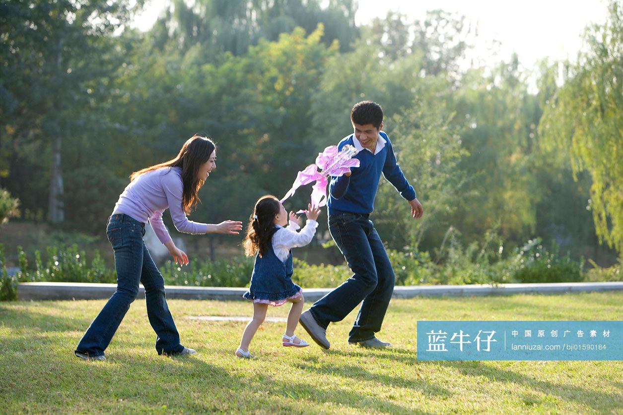 一家三口户外游玩