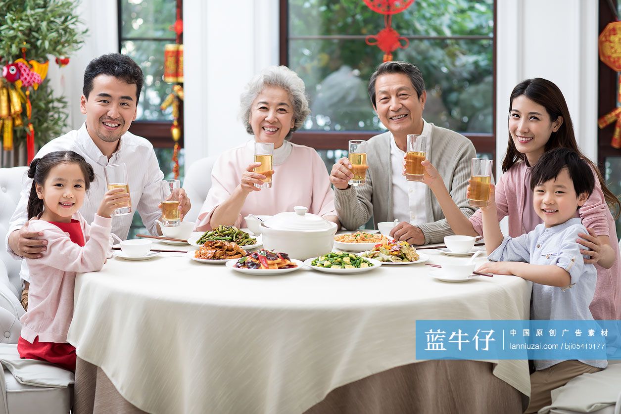 幸福家庭吃新年团圆饭
