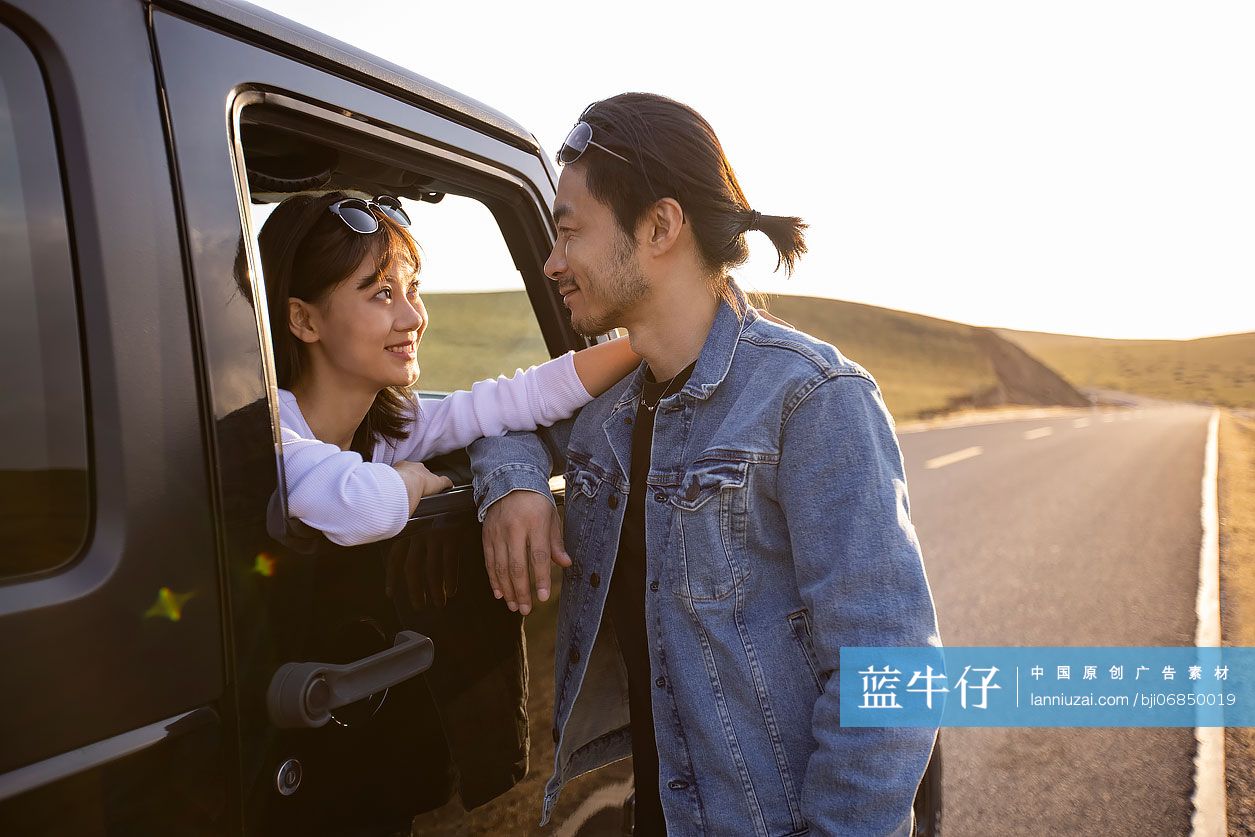 快乐的情侣享受自驾游