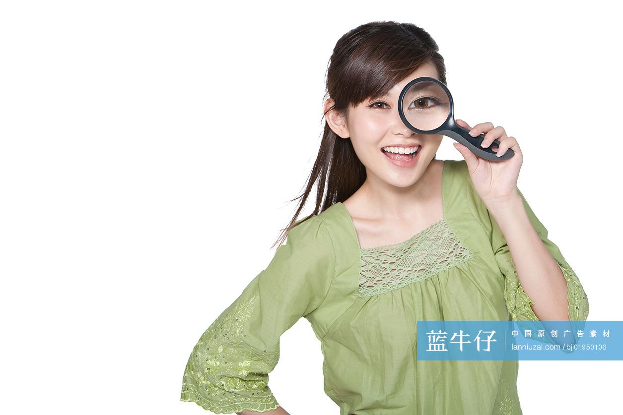 年轻女性用放大镜