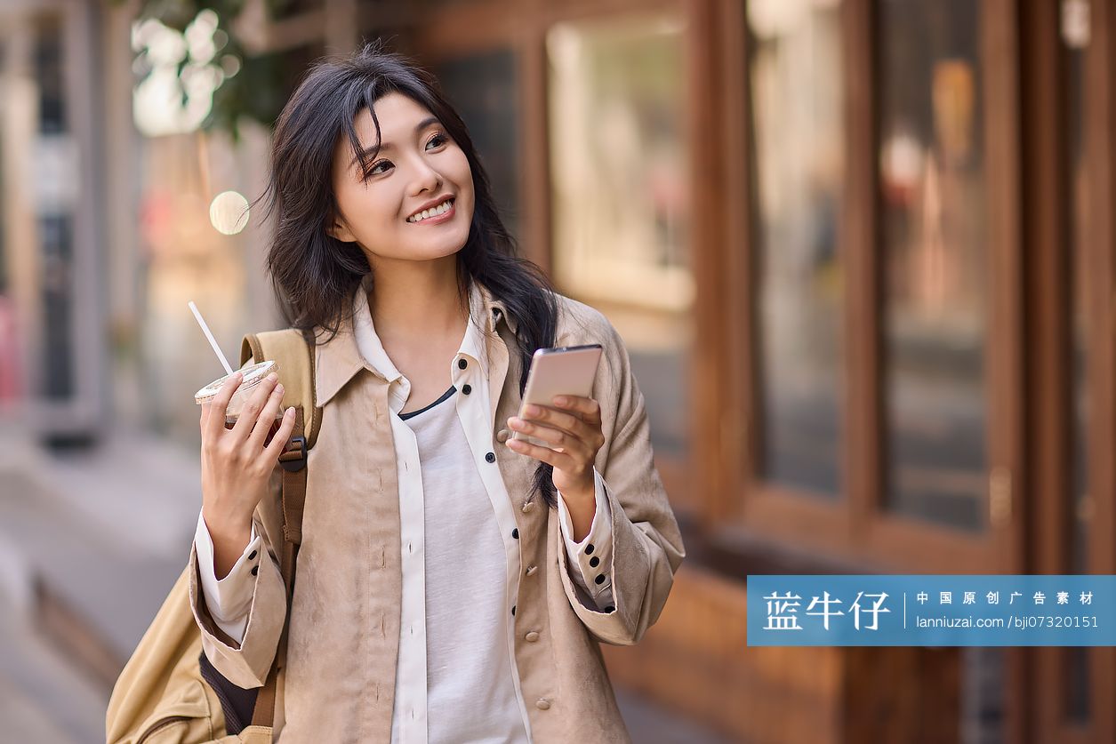 快乐的年轻女性在北京旅游