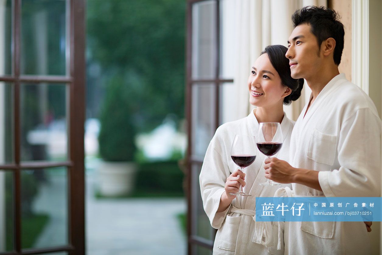 年轻情侣与红酒