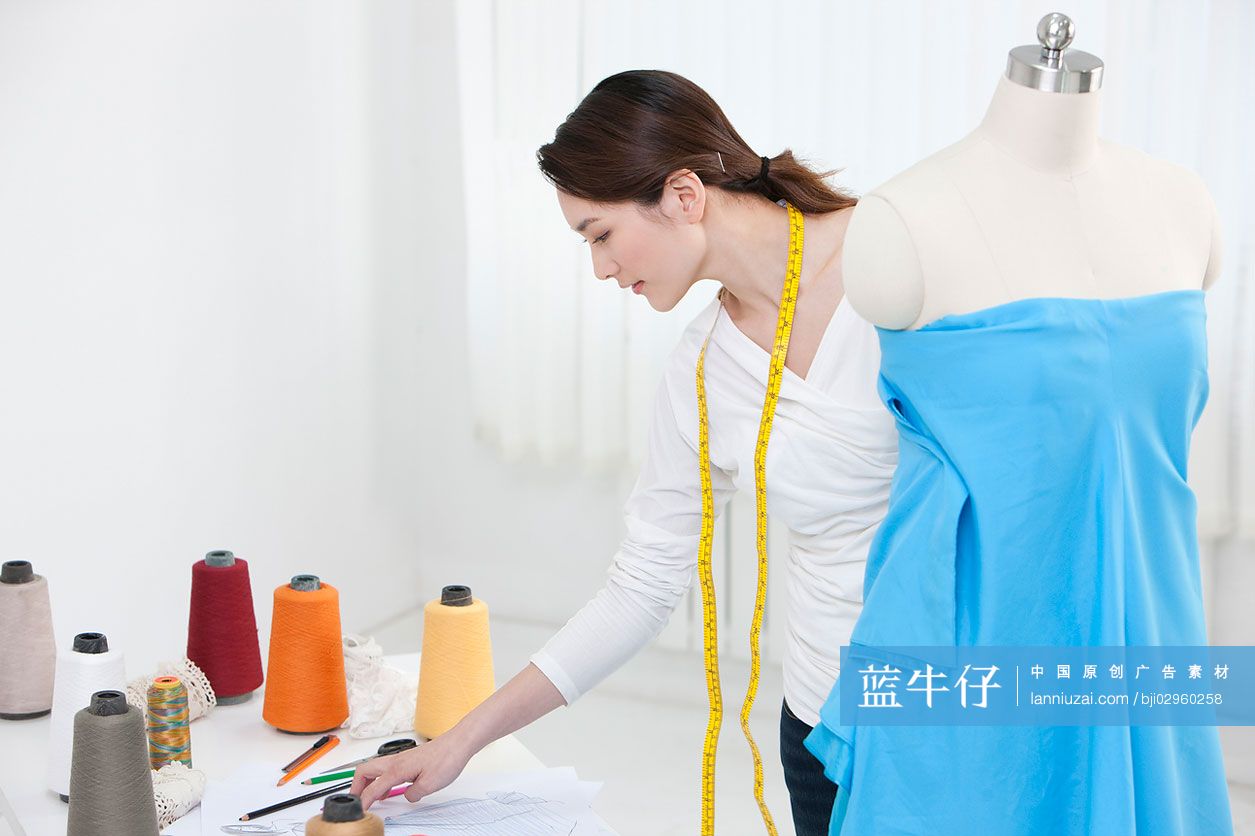 工作中的时装设计师