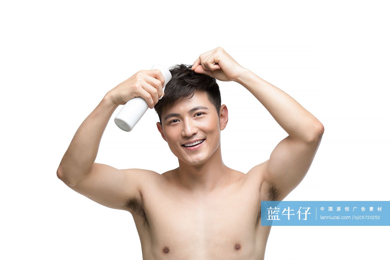 年轻男士打理发型