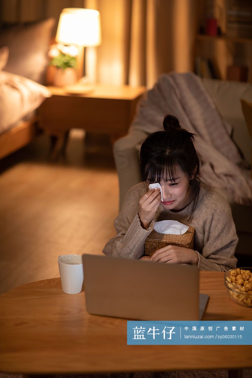 年轻女士在家使用电脑