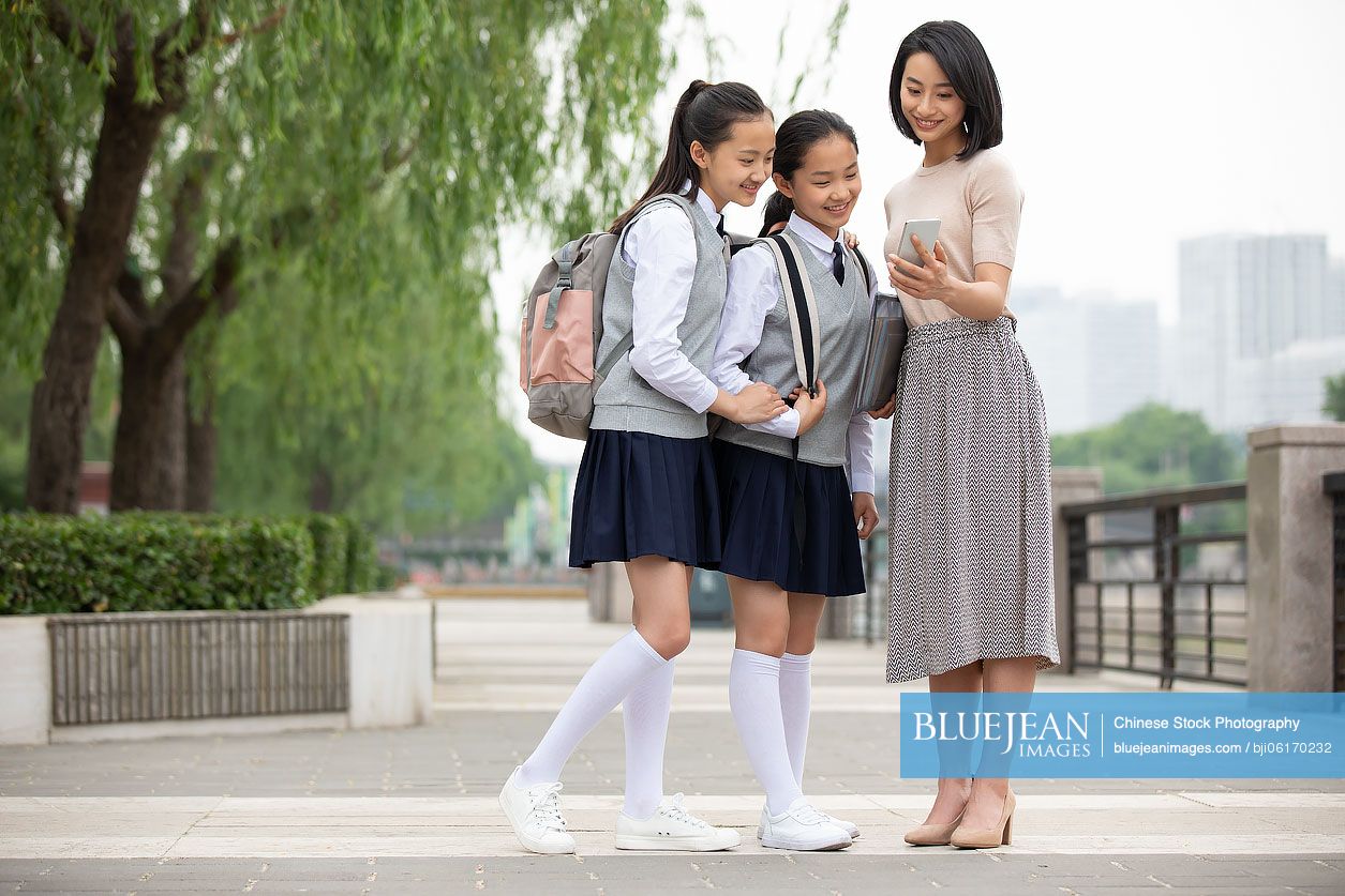 Chinese teacher showing students smartphone