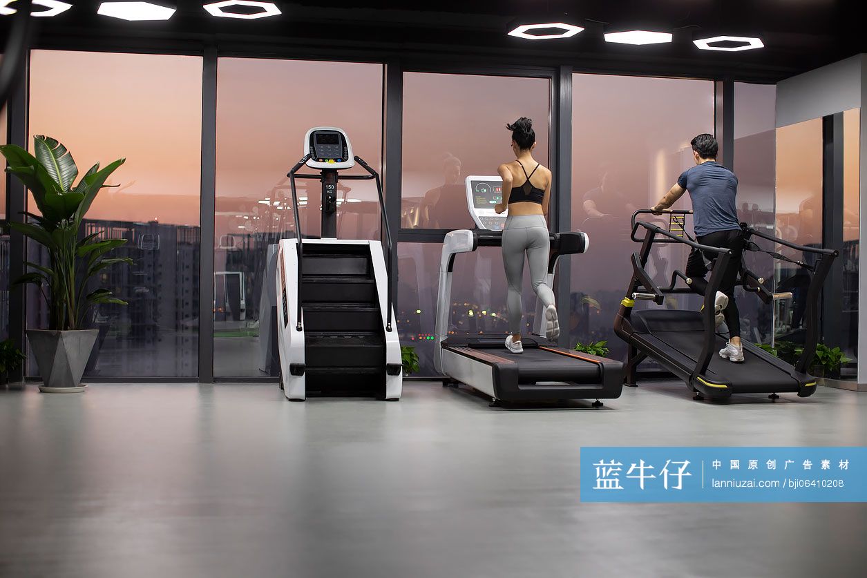 年轻人在健身房健身-蓝牛仔影像-中国原创广告影像素材