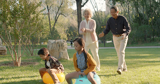 快乐家庭在公园玩耍