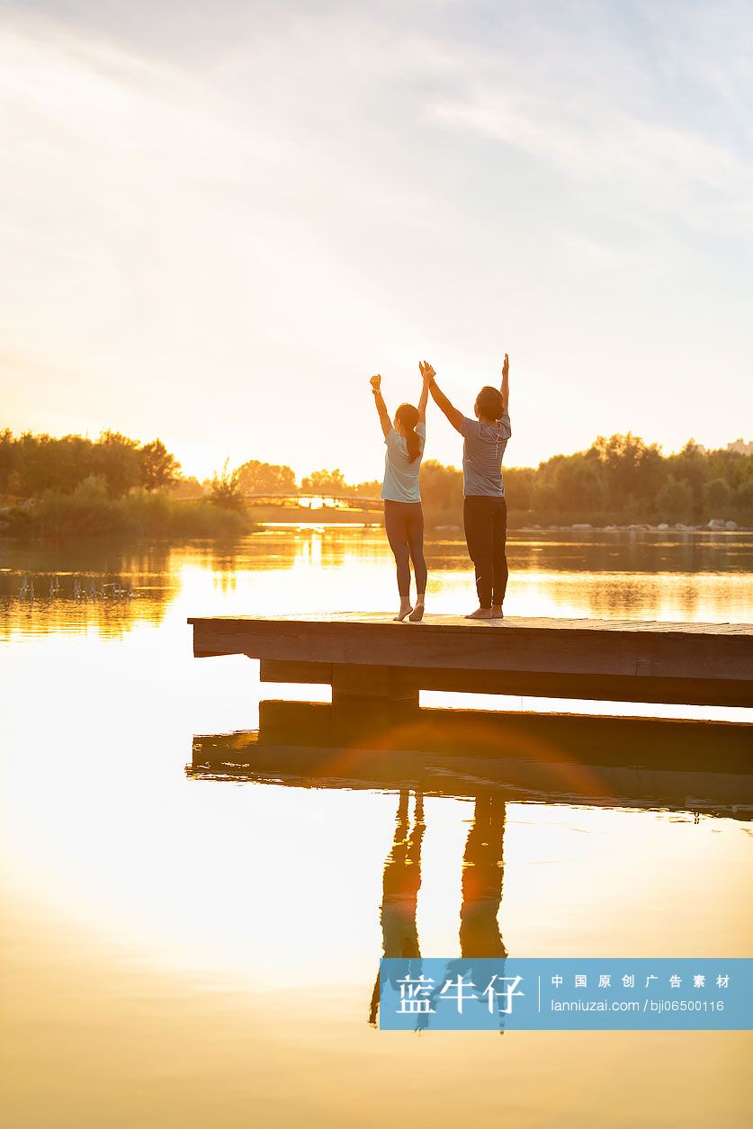 开心的中老年夫妇在公园放松身心-蓝牛仔影像-中国原创广告影像素材