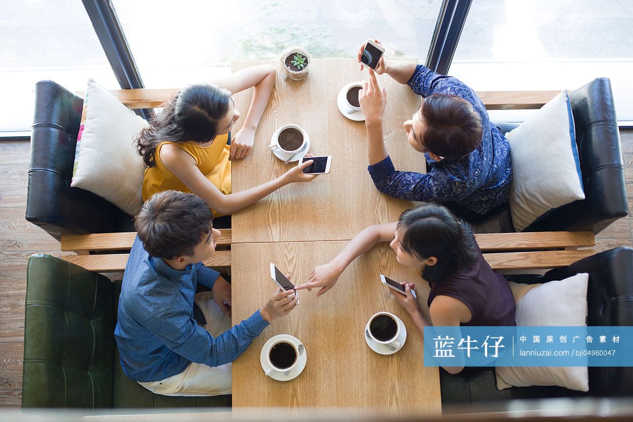 年轻人在咖啡馆玩手机