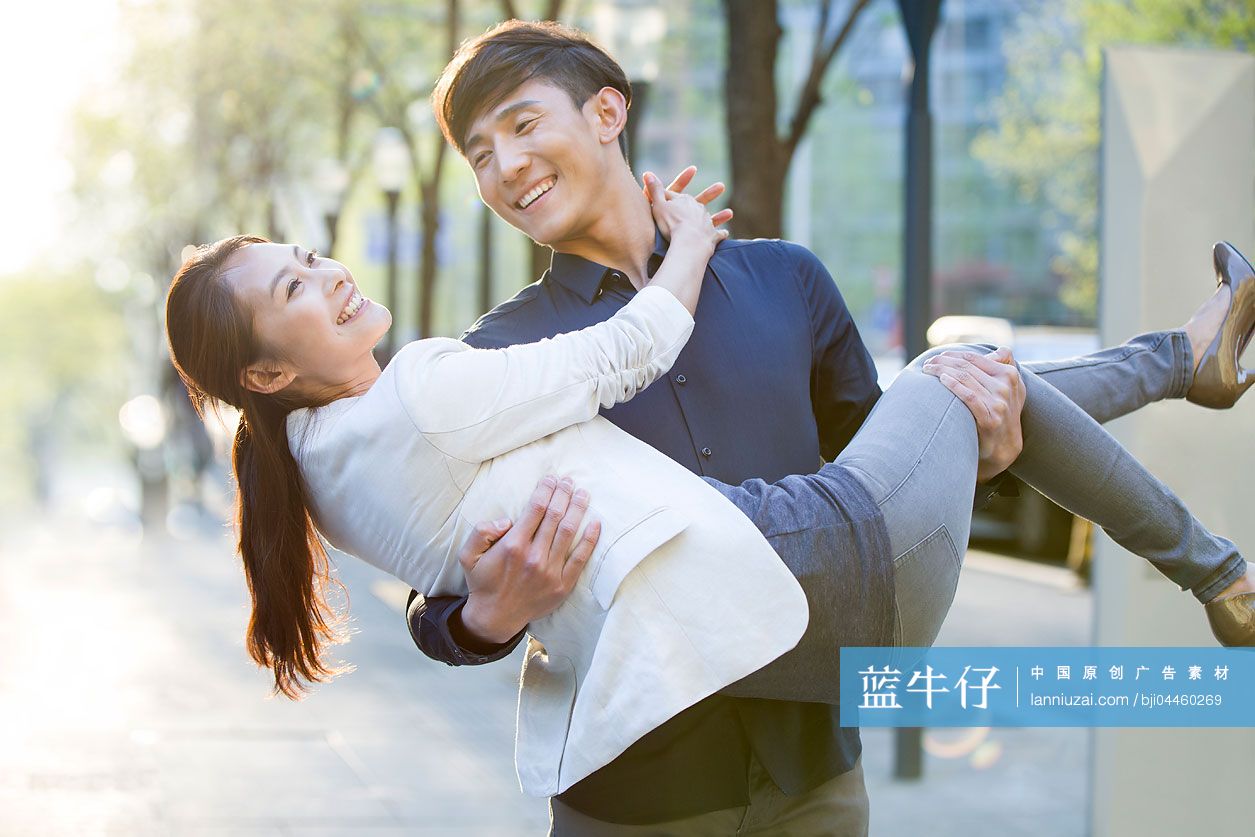 年轻男子抱起女朋友