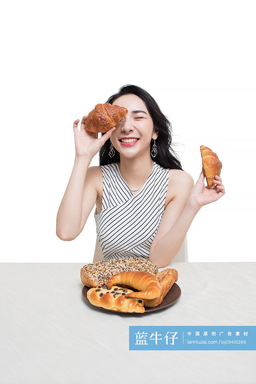 年轻时尚女性和面包