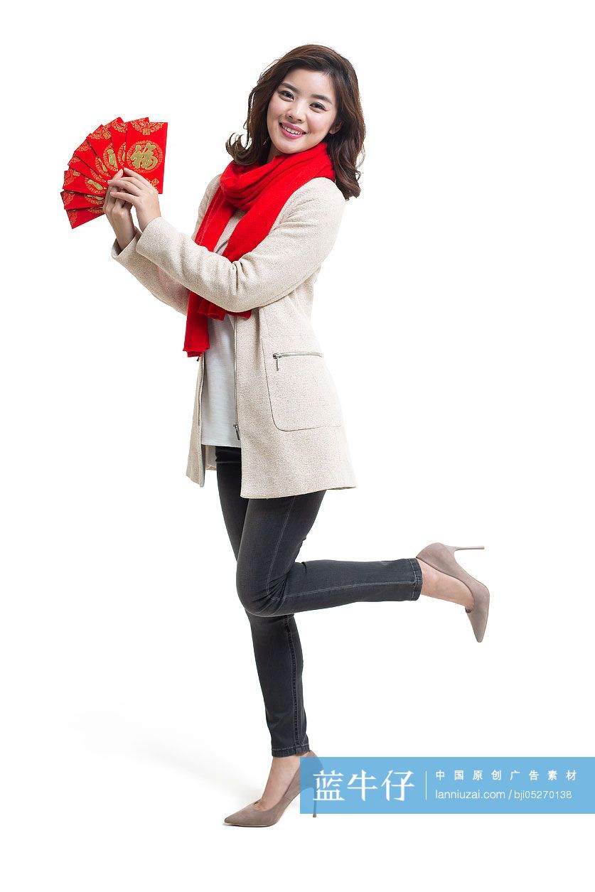 快乐的年轻女士手拿红包