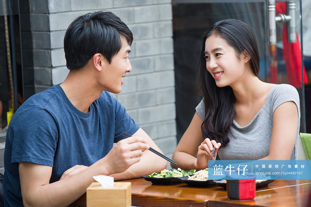 年轻情侣一起吃午餐