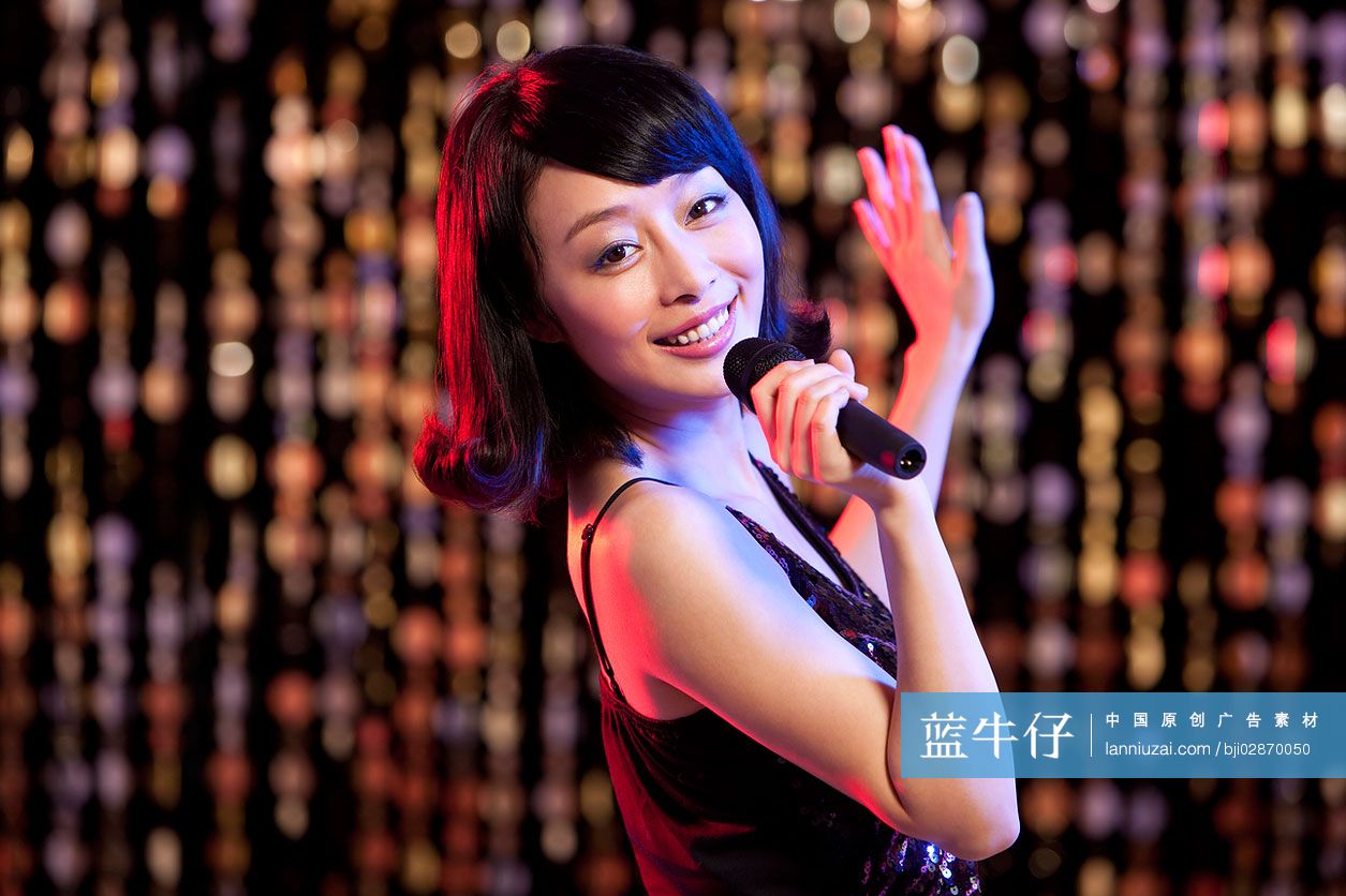 时尚青年女士唱卡拉OK