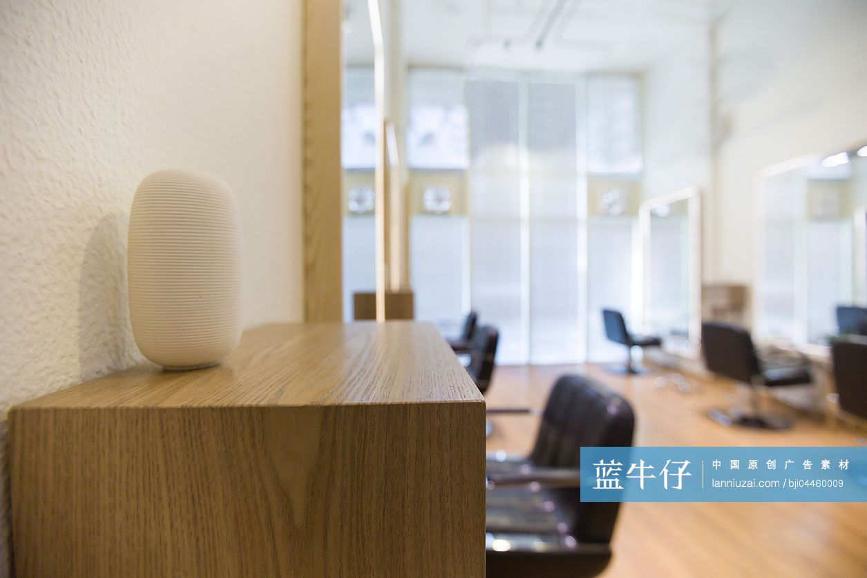 时尚理发店里的陶艺品