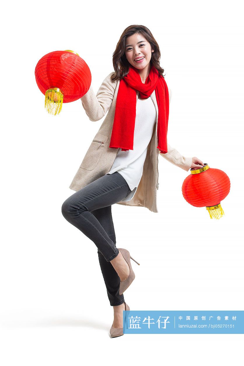 快乐的年轻女士拿着灯笼