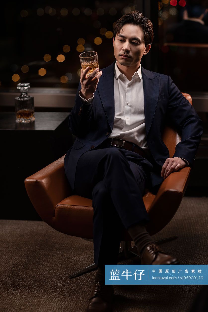 优雅的成功男士喝酒