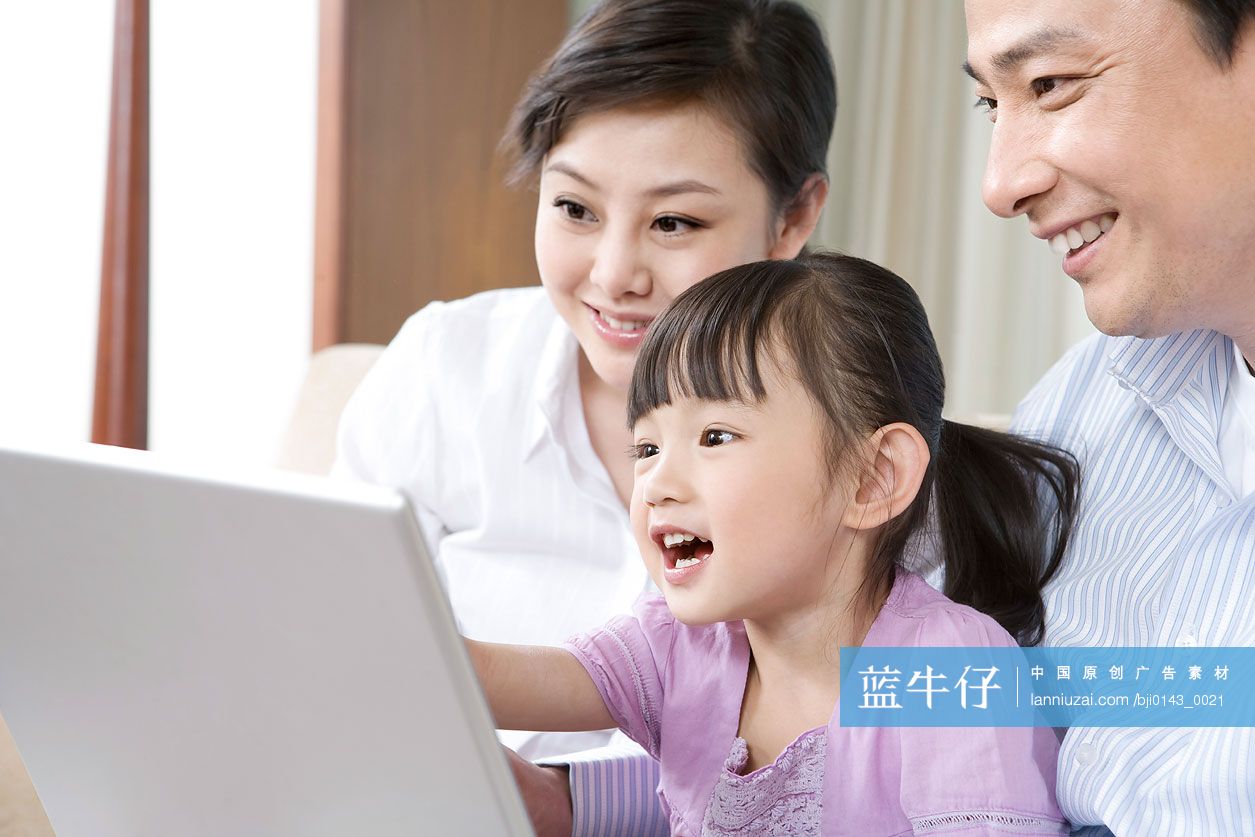 一家人用笔记本电脑上网