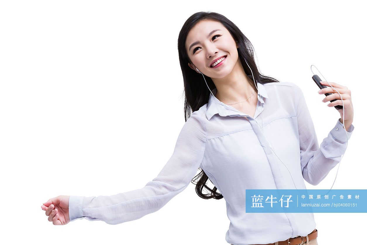 年轻女孩用手机听音乐