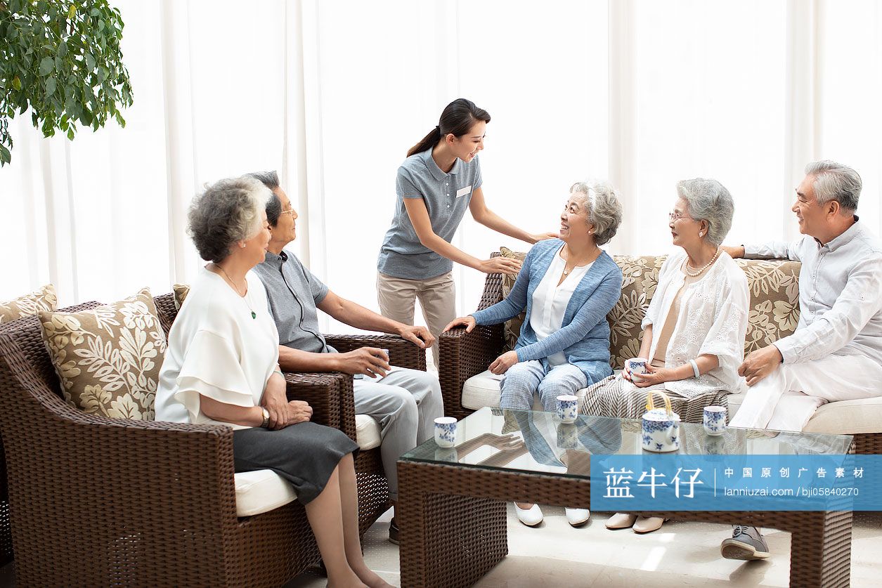 老年人在养老院