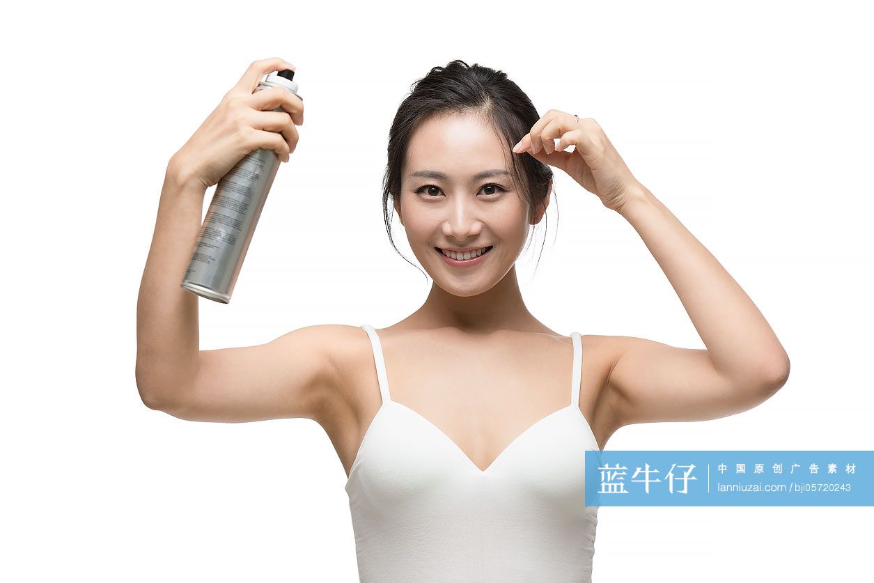 年轻女士打理头发