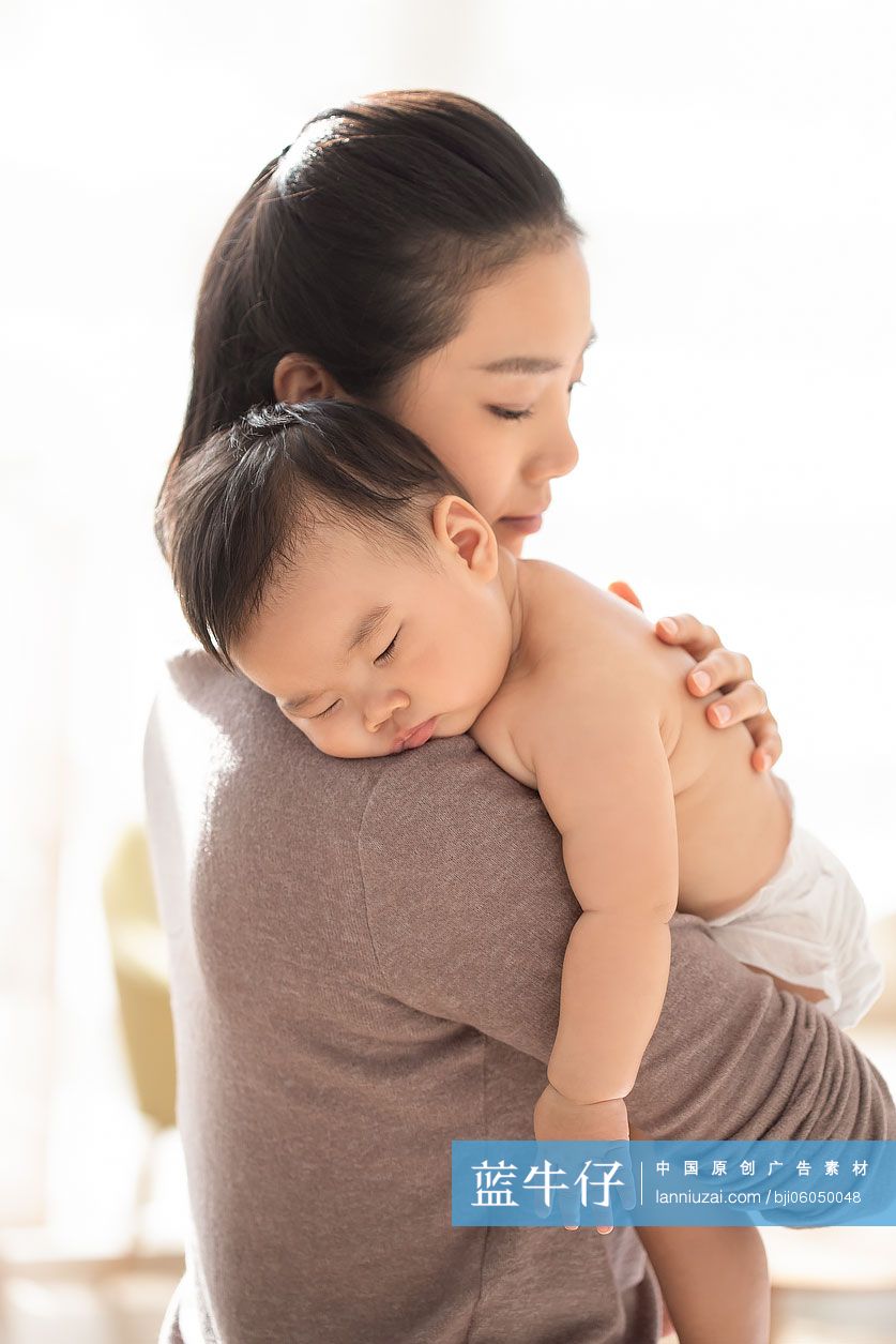 年轻的母亲抱着婴儿