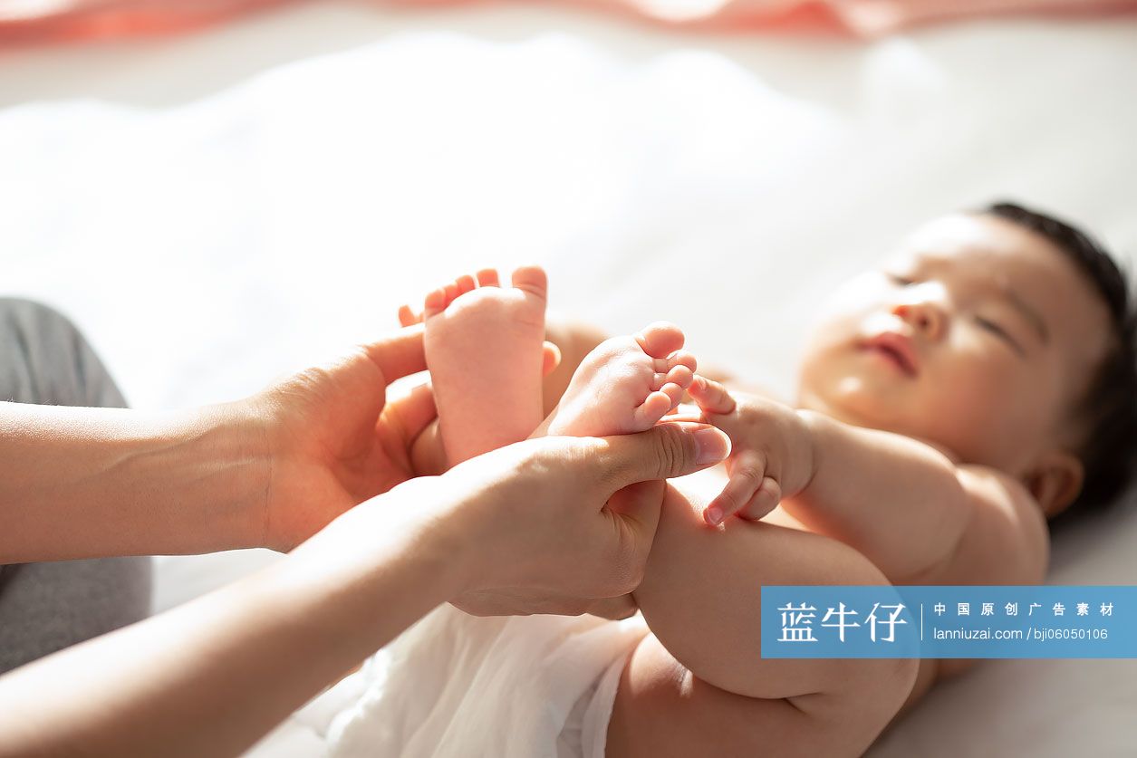 年轻的母亲和婴儿