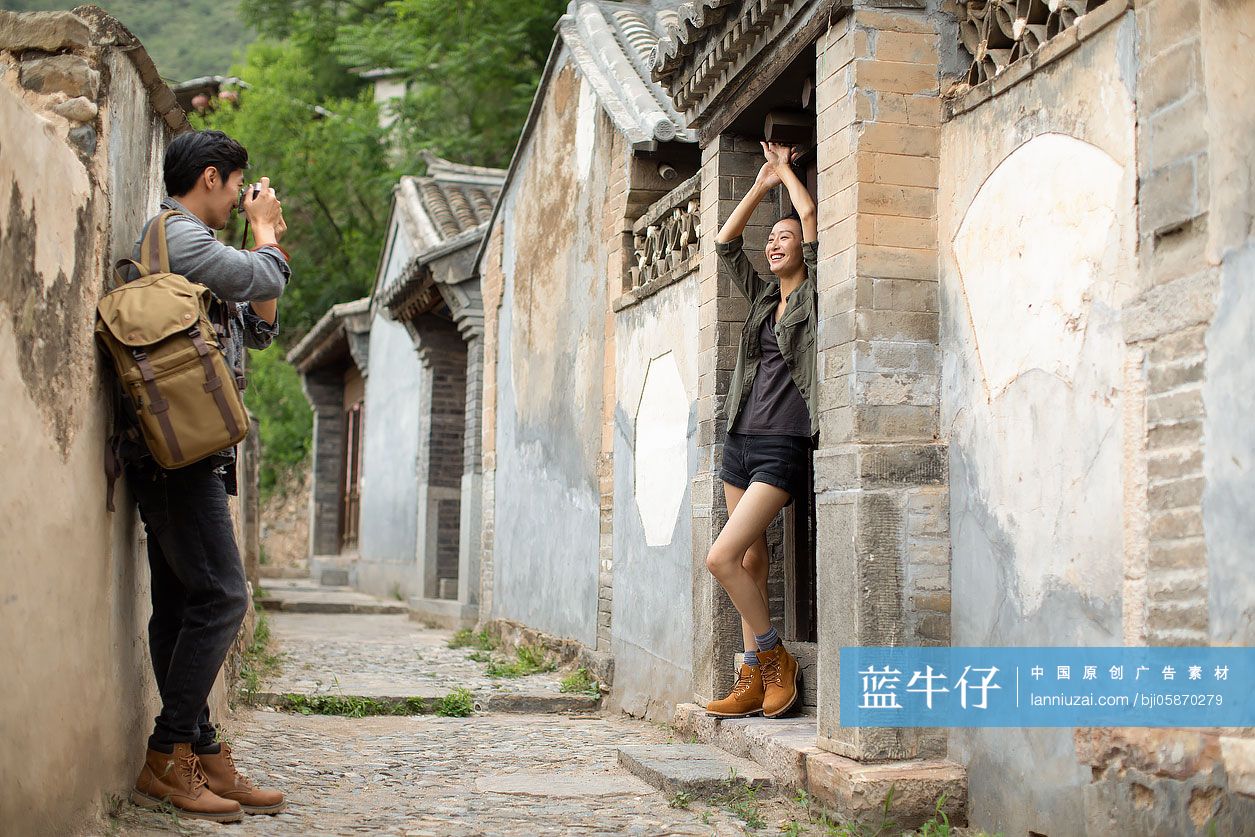 年轻情侣户外拍照