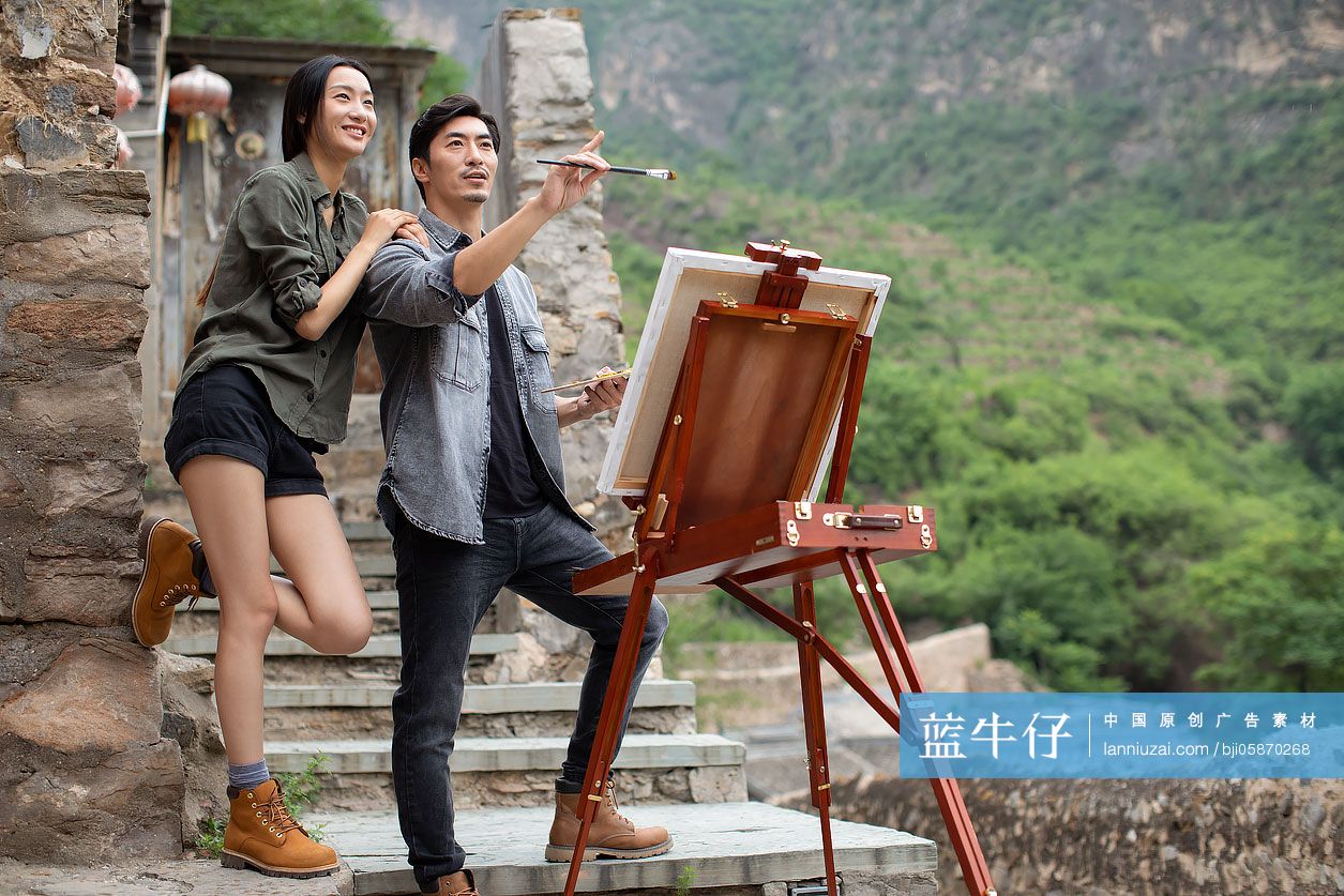 年轻情侣在户外写生