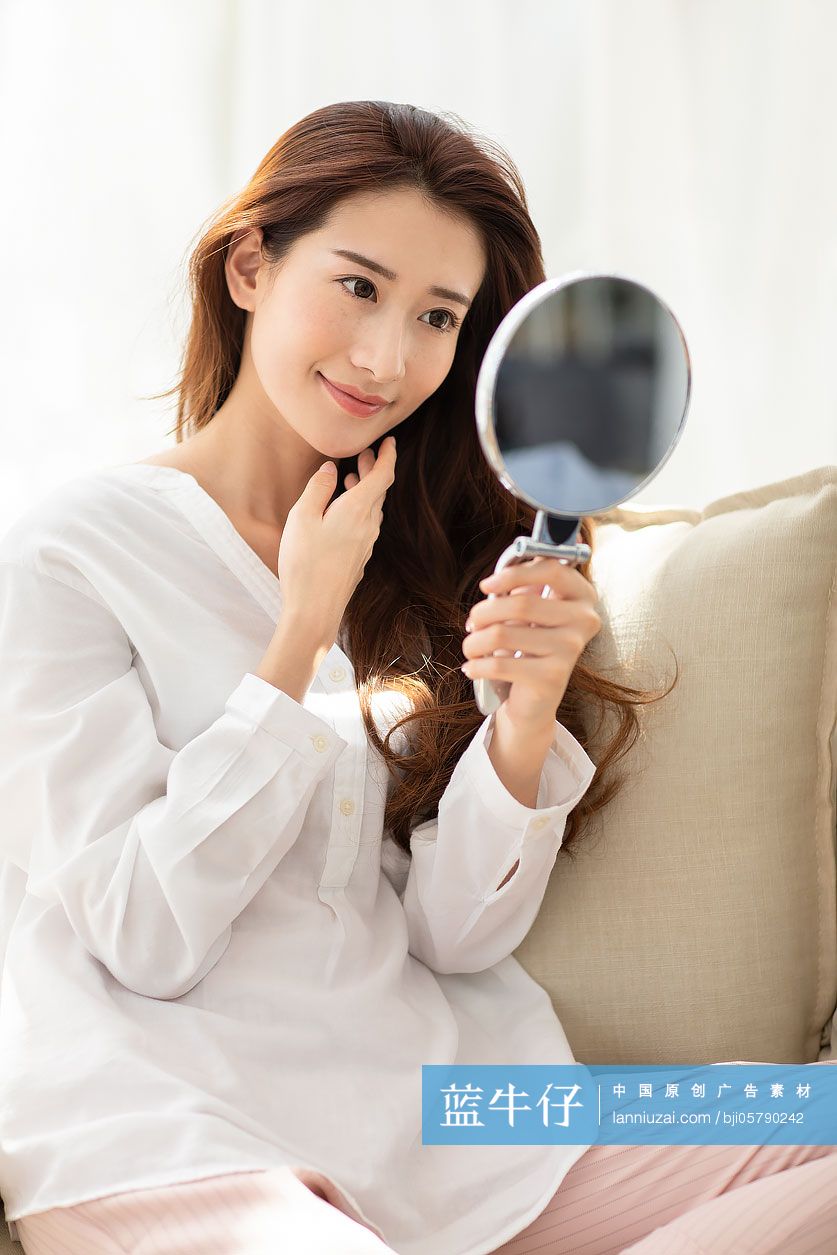 年轻女士美容护肤