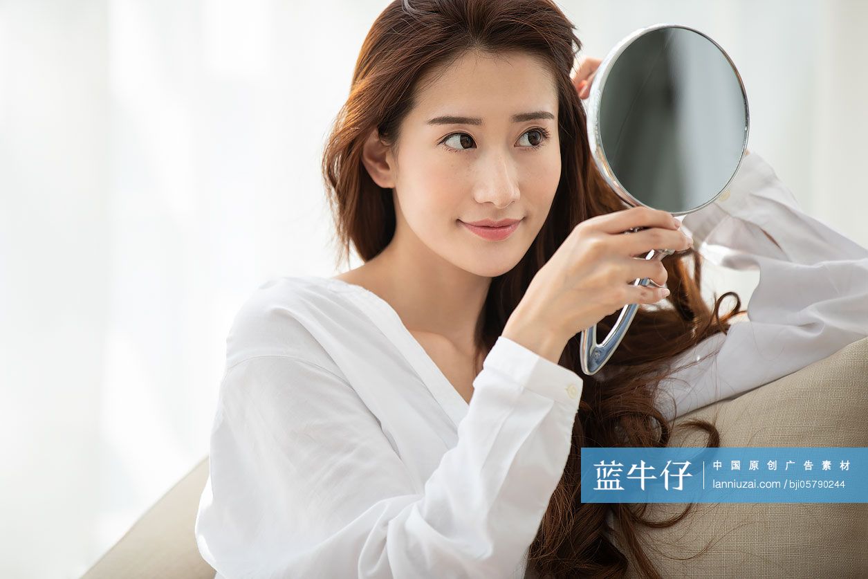 年轻女士美容护肤