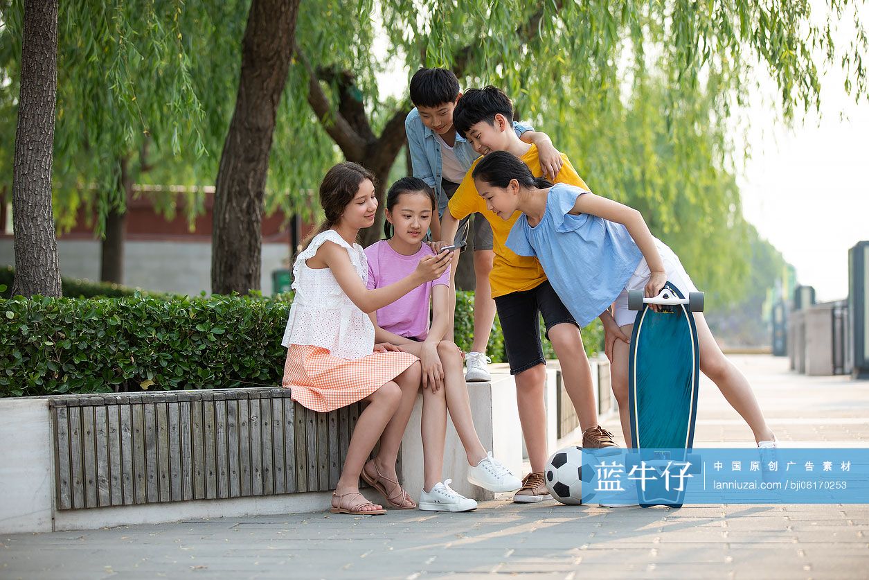 青少年在公园使用手机