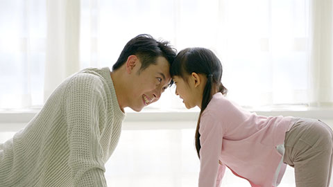 Chinese father and daughter playing in living room,4K