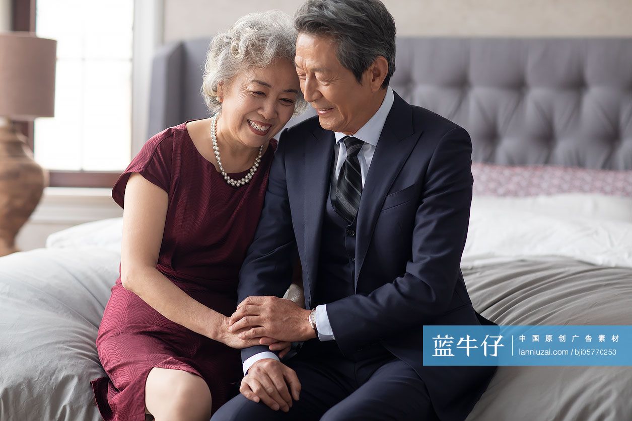 老年夫妇在卧室共享甜蜜时光-蓝牛仔影像-中国原创广告影像素材