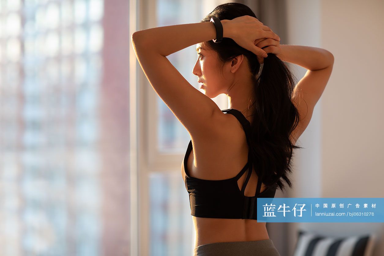 年轻女士准备晨练