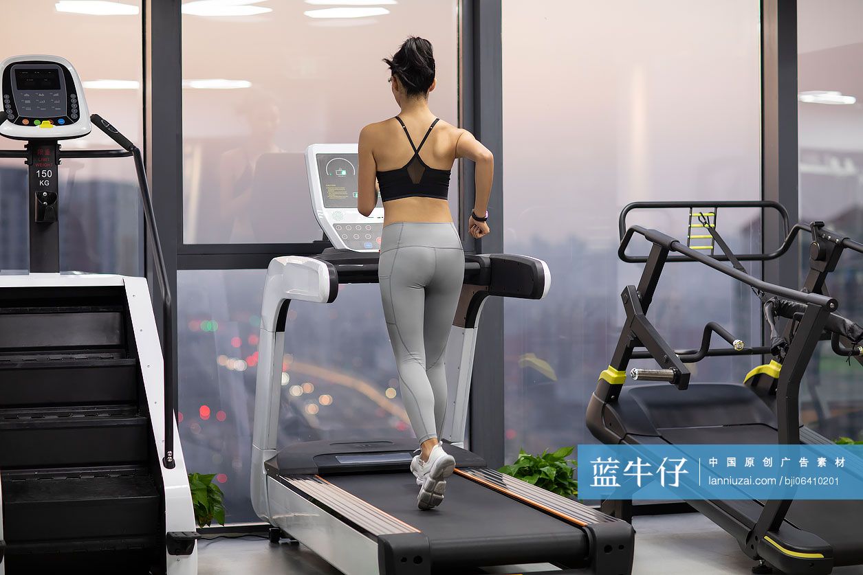 年轻女士在健身房跑步