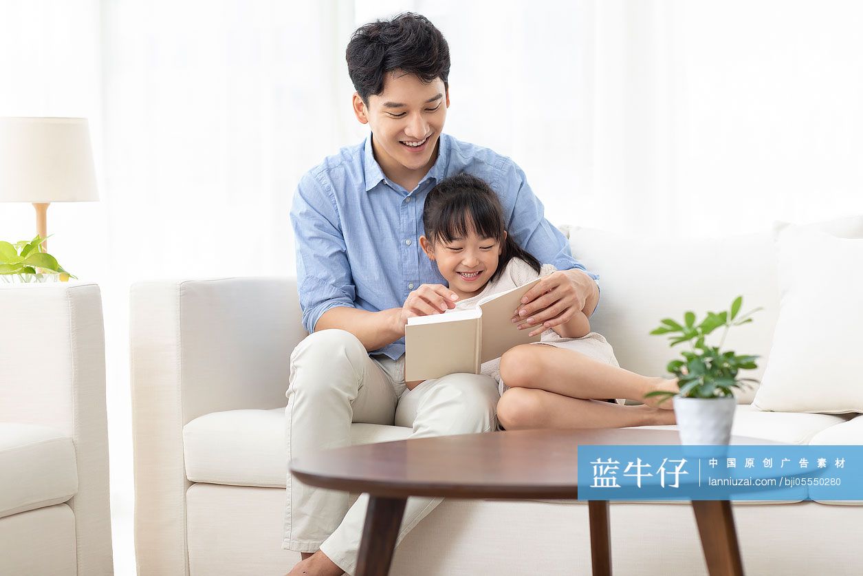 小女孩和爸爸在沙发上看书
