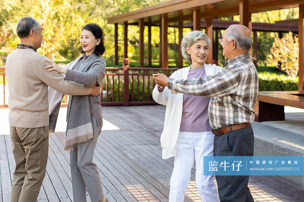 幸福的老年人在公园跳舞