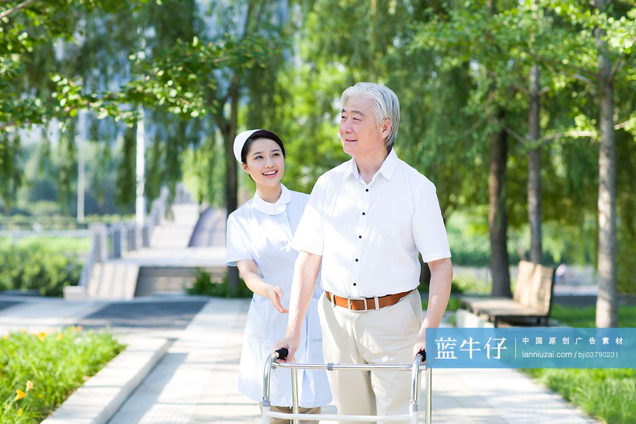 护士与使用助行器的老人-蓝牛仔影像-中国原创广告影像素材