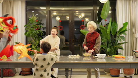 快乐家庭庆祝新年