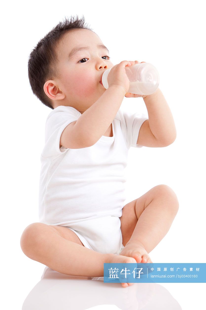 可爱男婴喝奶