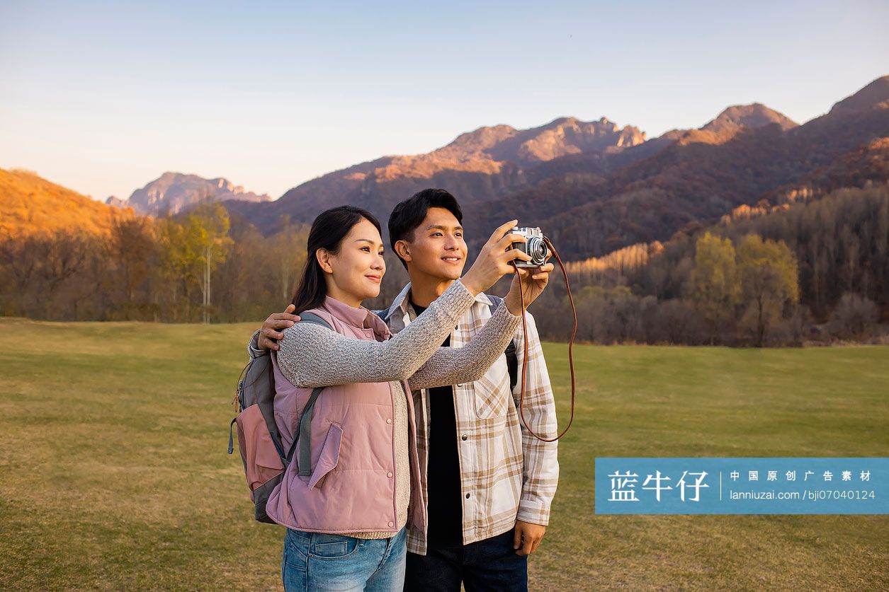 快乐的年轻情侣户外拍摄美景