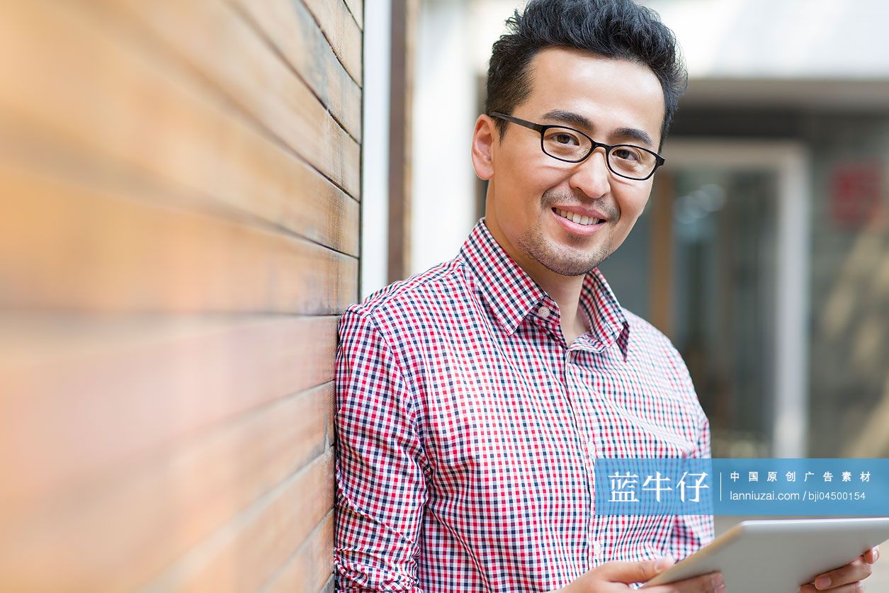 男子拿着平板电脑
