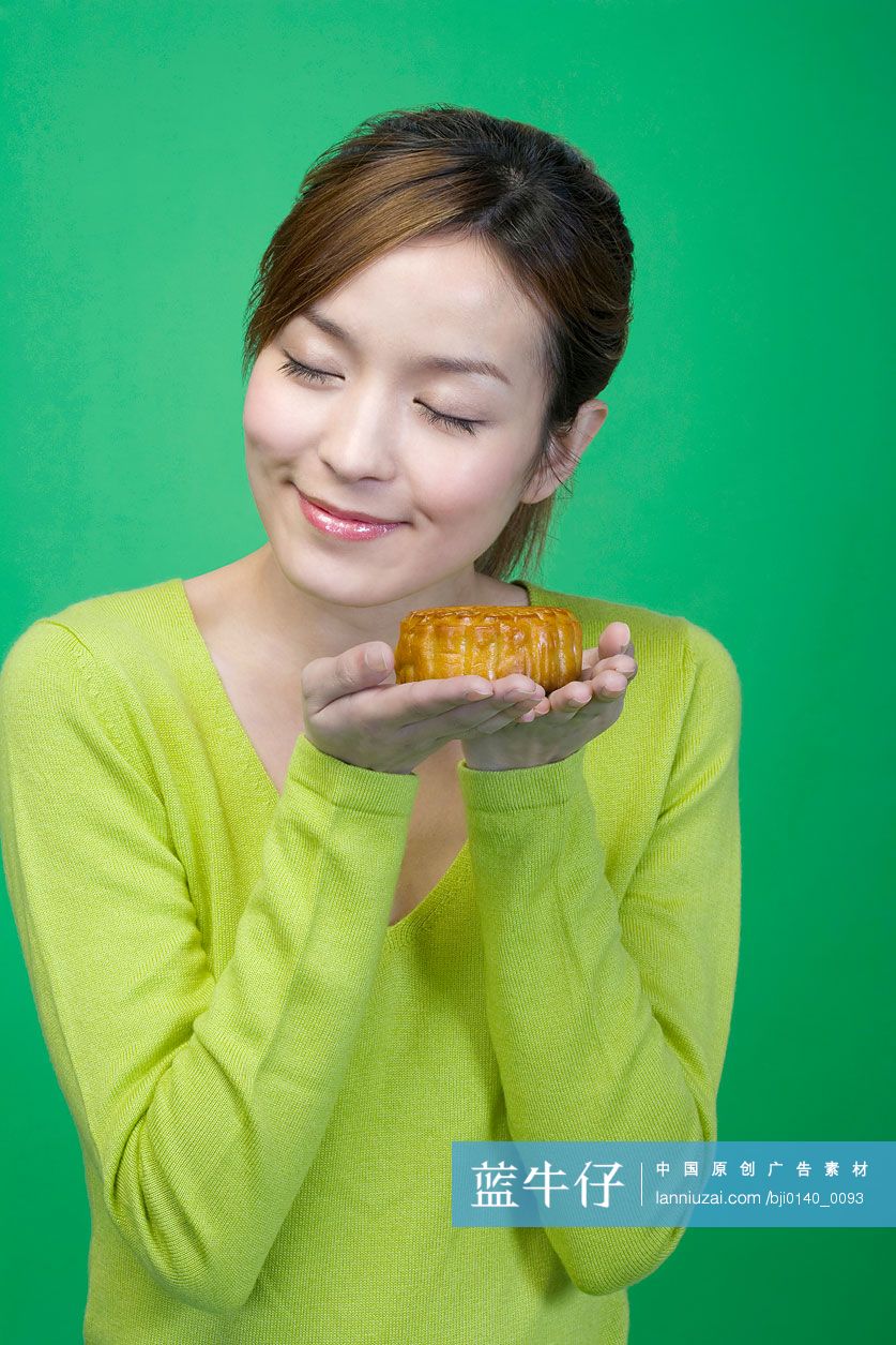 年轻女子和月饼