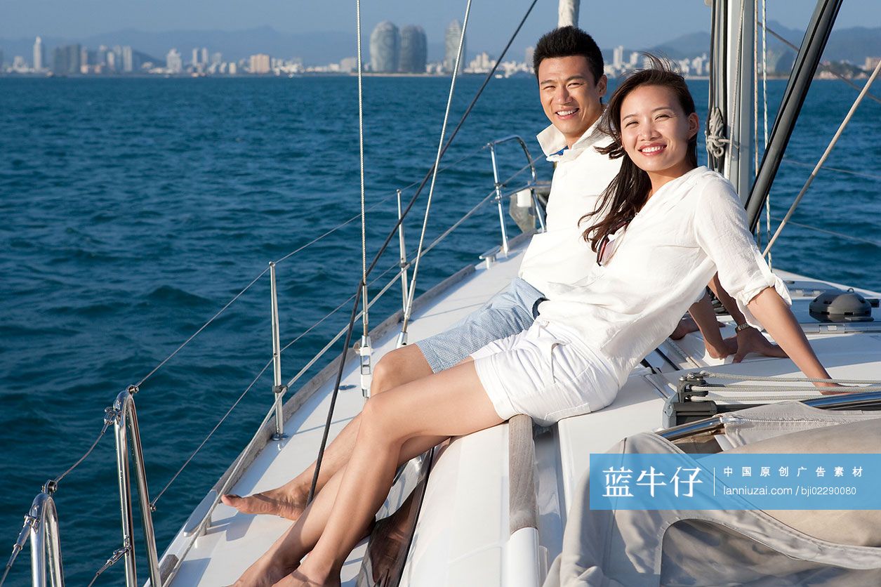 青年夫妇驾帆船出海