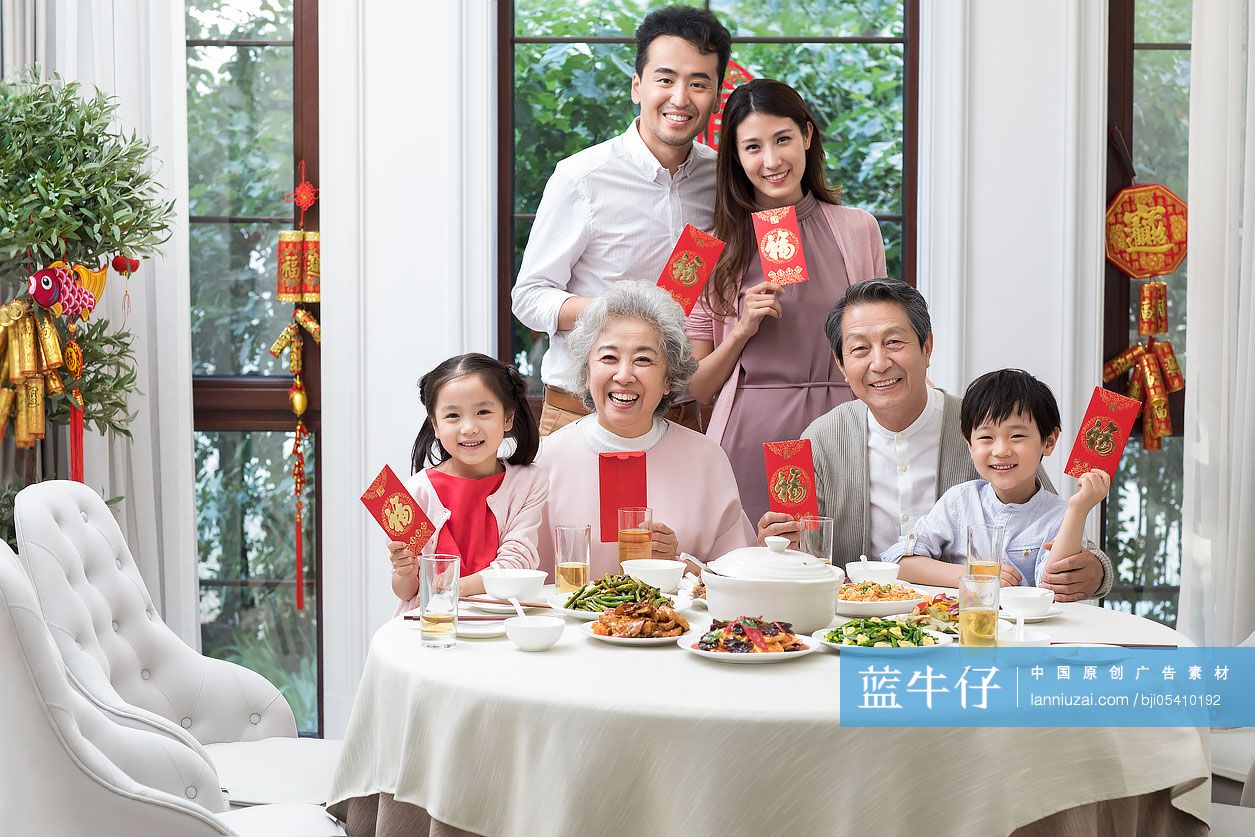 幸福家庭吃新年团圆饭