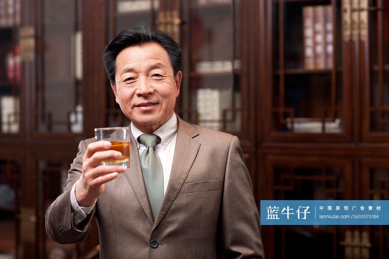 成功的商务男士喝酒
